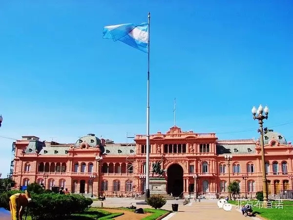 阿根廷国会大厦位于国会广场西端,是一座意大利学院派建筑,大厦于
